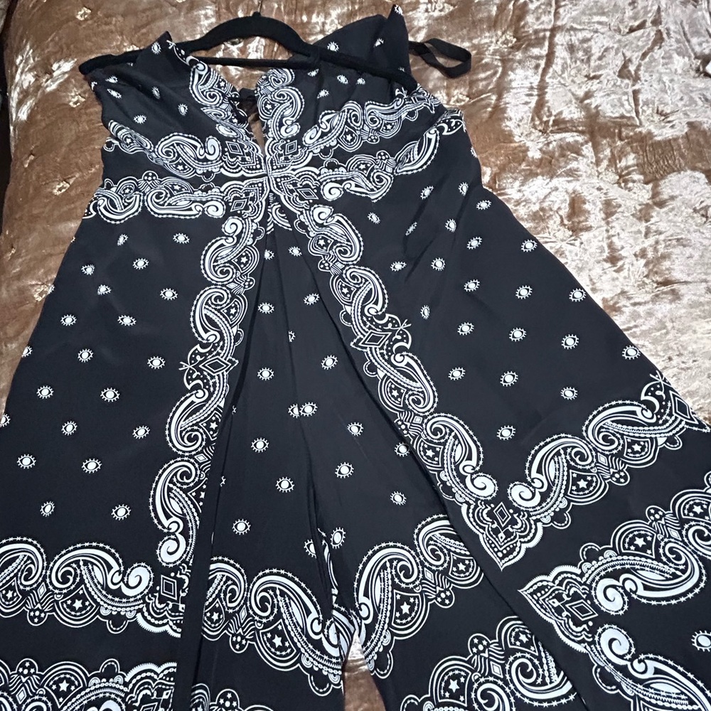 Kendall + Kylie Bandana Jumpsuit. Size: Large - Picture 6 of 6